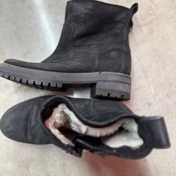 Timberland Women’s Ankle Boots A257S-A3919 — US 7.5W - Like New (used once) - Picture 6 of 9